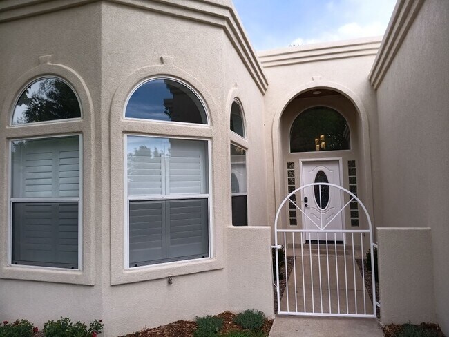 Foto del edificio - 3 Bedroom, 2 Bathroom Home! Schedule a Showing Soon!