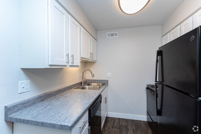 1BR, 1BA - 600SF - Kitchen - Holladay On Ninth