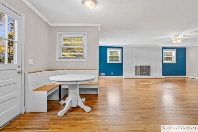 Foto del edificio - COMPLETELY RENOVATED WITH IN-LAW SUITE