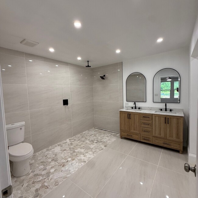 Foto del edificio - 7499 Pinehill Rd