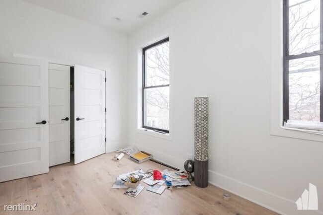 Building Photo - 3059 W Diversey Ave