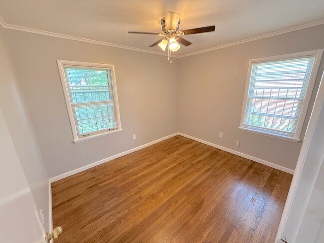 Building Photo - 1711 Myrna Ln