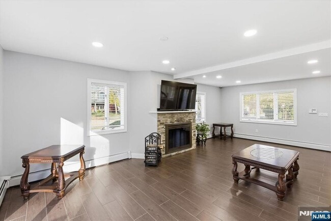 Building Photo - 473 Lincoln Dr