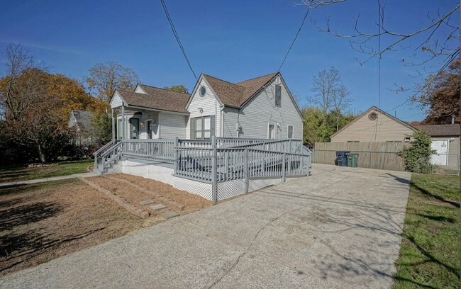 Building Photo - 745 Lebanon Ave