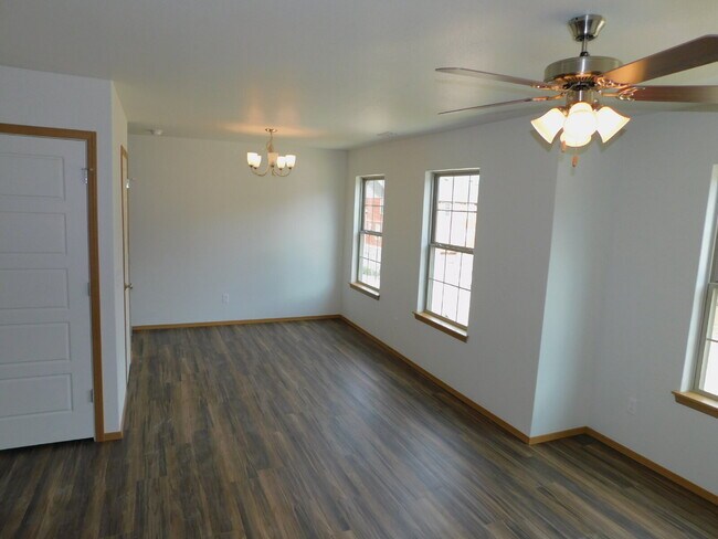 Foto del edificio - 2-Bedroom Townhouse Retreat with 2.5 Baths in Fayetteville’s Rolling Woods. To schedule your own ...