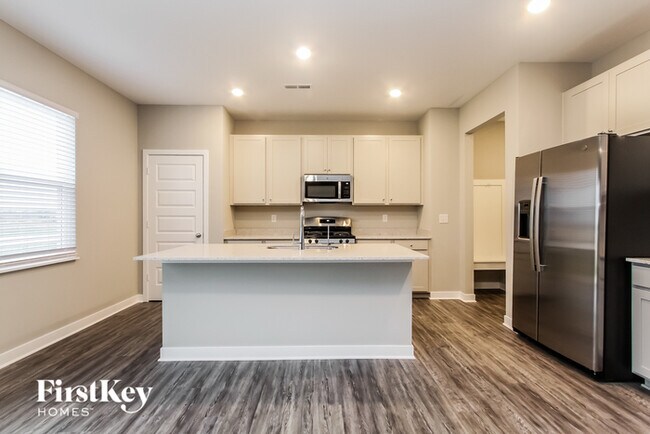 Building Photo - 2416 S Carlota Dr