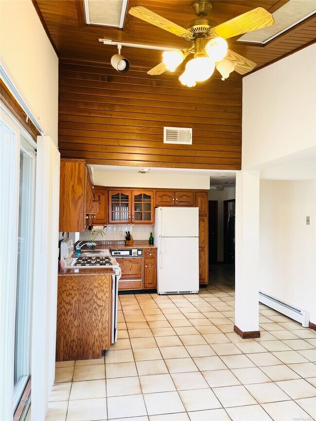 Building Photo - 394 Bayville Ave