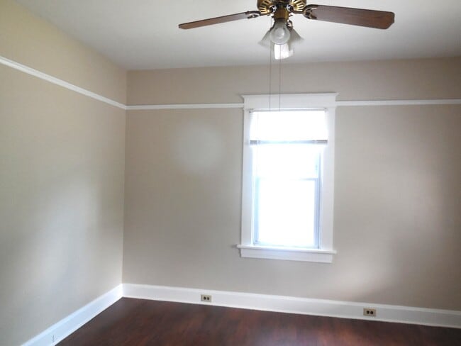 Building Photo - 413 E Schwarz St