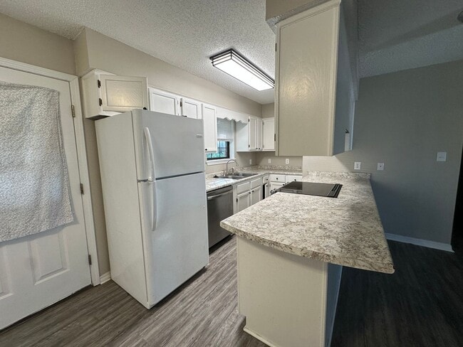 Building Photo - Welcome to this charming 3-bedroom, 1.5-ba...