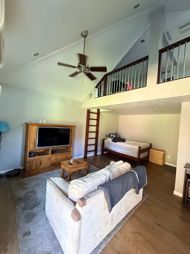 Sala de estar y dormitorio - 149 Cherry Ln