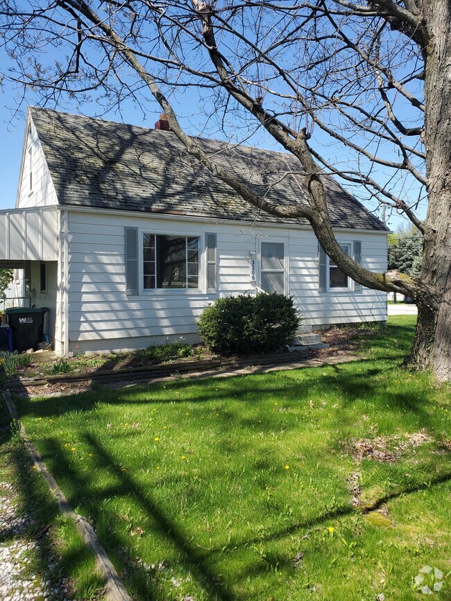 Building Photo - 3206 Highland Rd