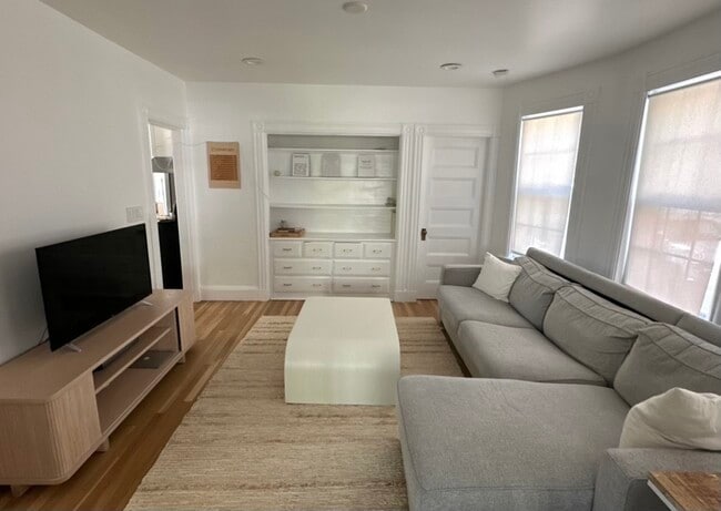 Building Photo - 43 Evergreen Ave