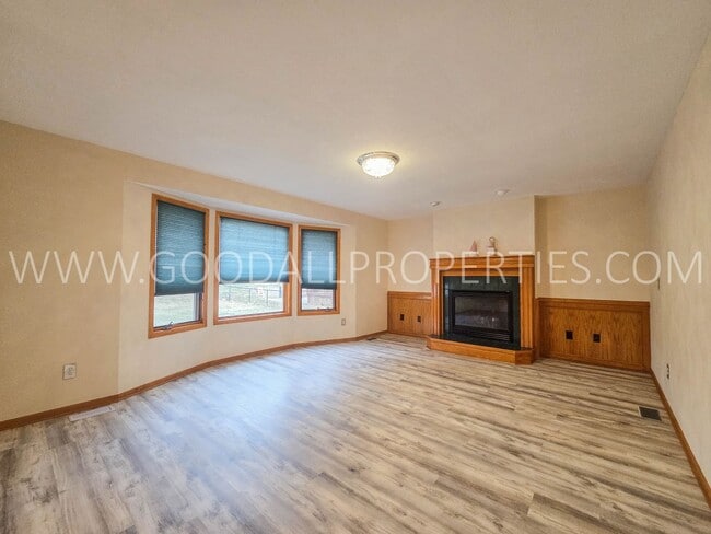 Building Photo - Comfortable Living with Ample Storage & 3-Car Garage Home in West Des Moines