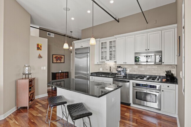 Building Photo - 833 W 15th Pl