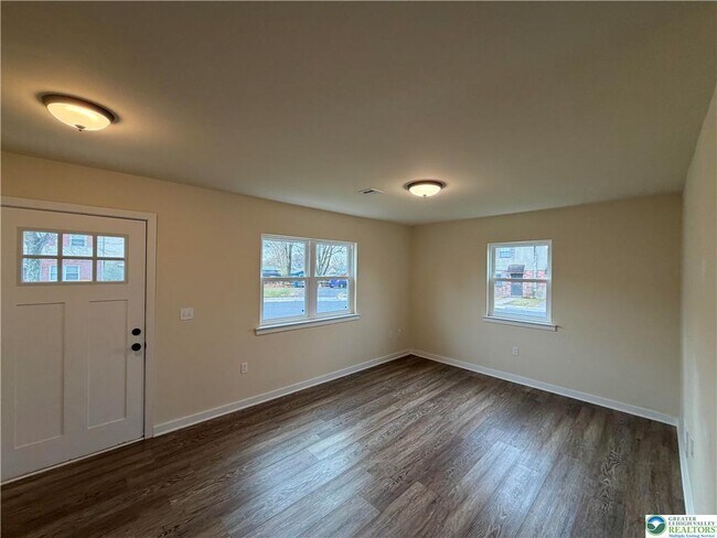 Foto del edificio - 102 Linda Ct N