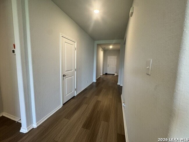 Building Photo - Newer Beautiful Home featuring 3-bedroom 2 Bath Plus office