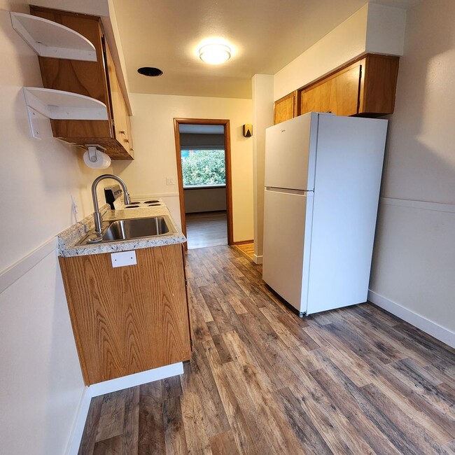 Building Photo - Cozy 1 Bed 1 Bath Duplex with W/S/G includ...