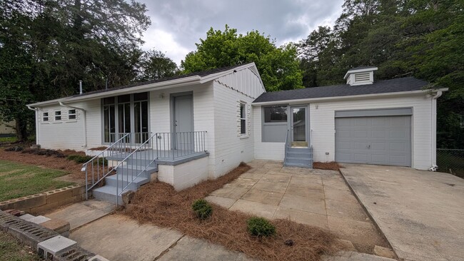 Building Photo - Newly Renovated -- Walking Distance to the...