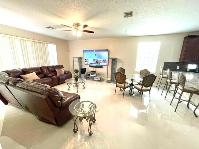 Foto del edificio - 10454 Galleria St