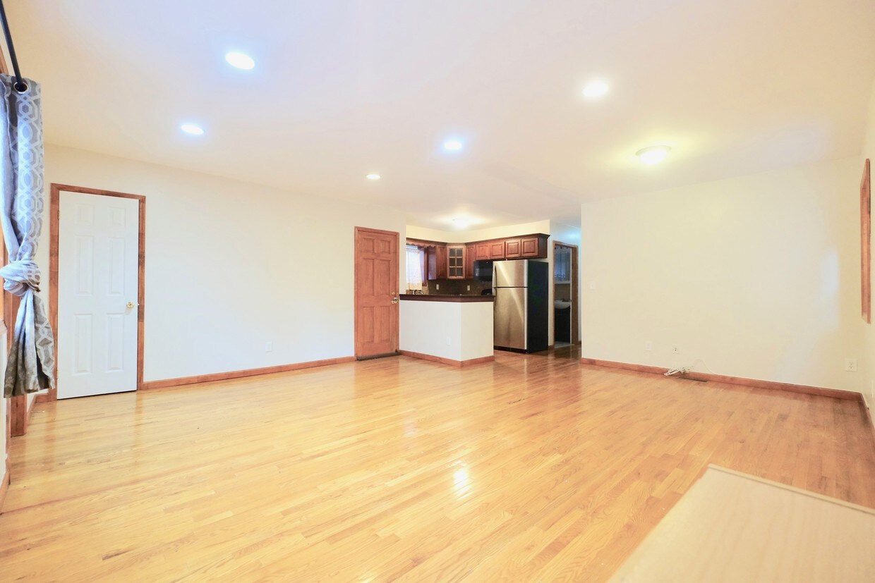 Living Room - 715 E 37th St