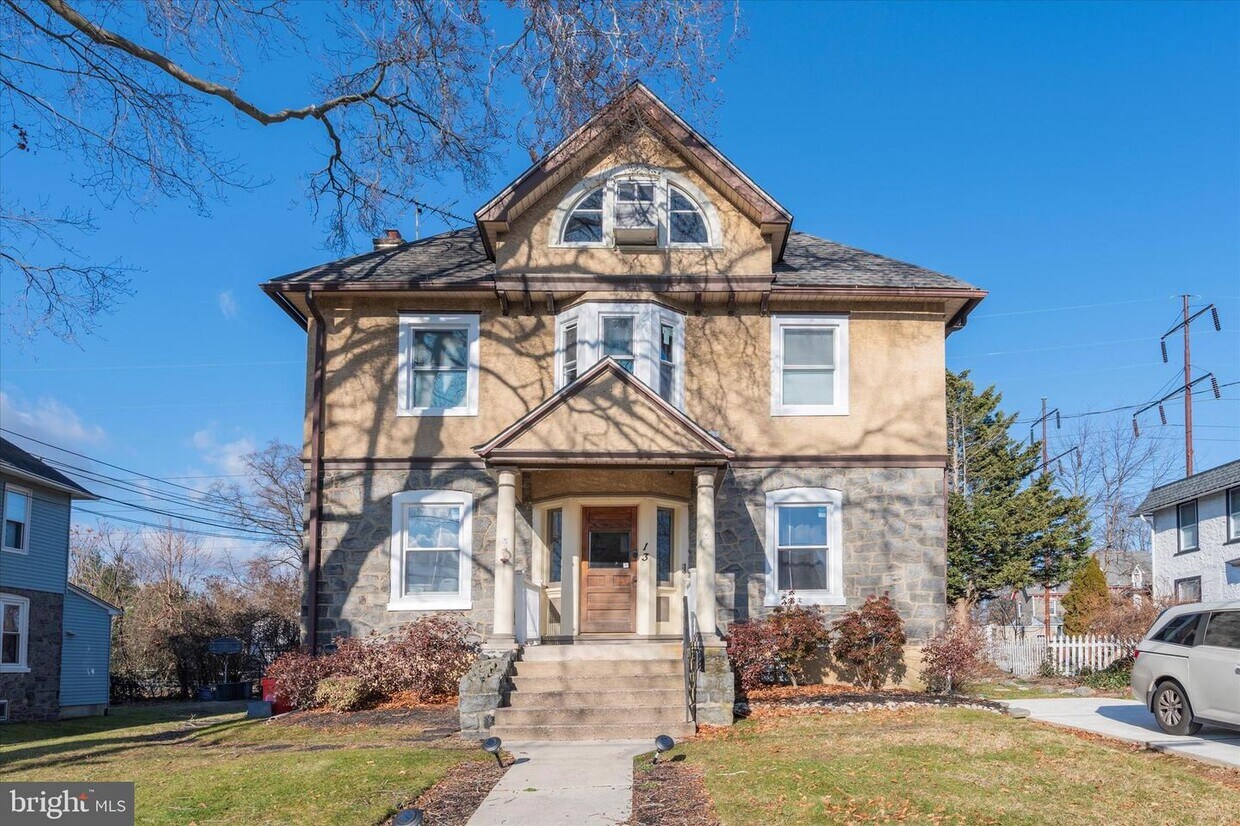 Primary Photo - 13 W Hinckley Ave