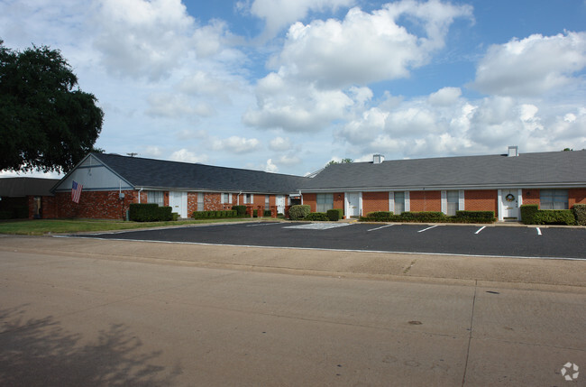 Building Photo - Towne Oaks Apartments