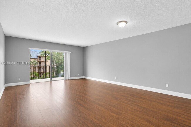 Foto del edificio - 5961 N Falls Cir Dr
