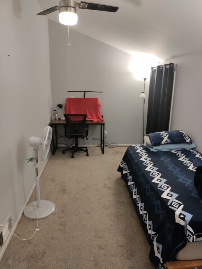 Building Photo - 846 Hoes Ln W
