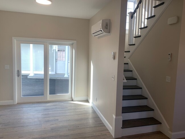 Building Photo - 129 Kenoza Ave