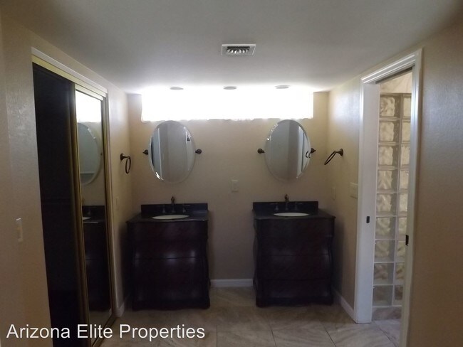 Foto del edificio - 1458 N La Rosa Dr