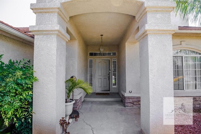 Building Photo - 933 N Burgan Ave
