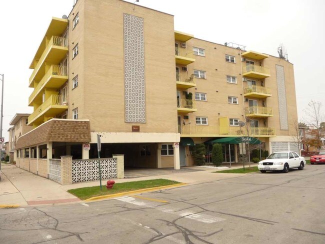 Building Photo - 7929 W Grand Ave