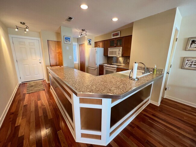 Building Photo - 2 Bedroom 2 Bath Furnished Condo in Marine...