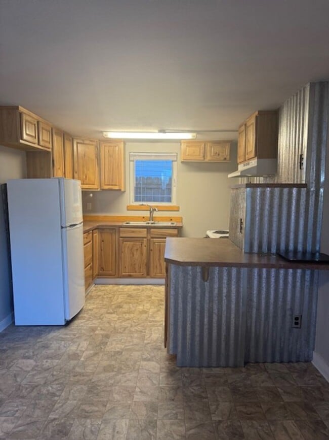 Building Photo - NW Bend Cottage! 1 pet considered!