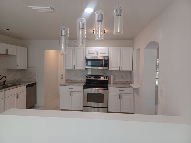 Foto del edificio - PRICE REDUCED! Newly Remodeled Stunning 4 ...