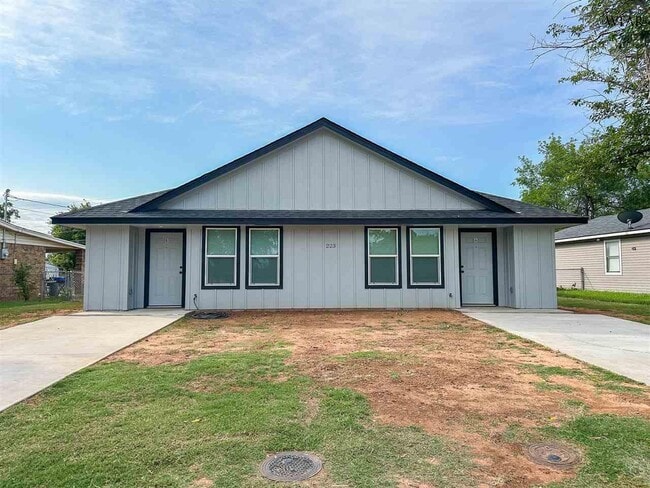 Building Photo - 223 Loch Lomond Dr