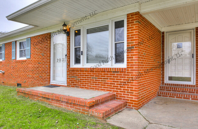 Building Photo - Spacious Ranch Brick Home!