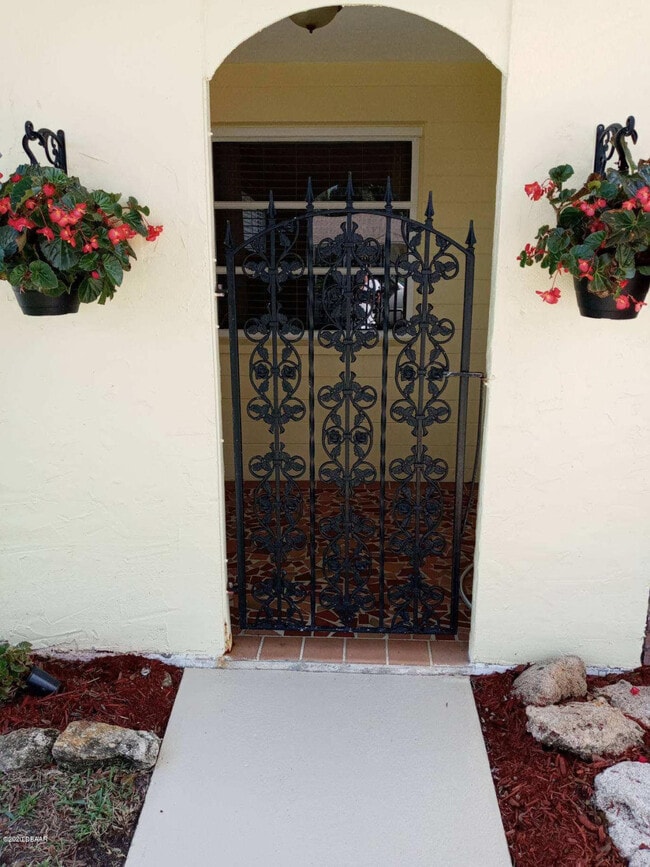 Building Photo - 136 Valencia Dr