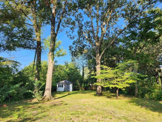 Building Photo - 319 W Peg Ln