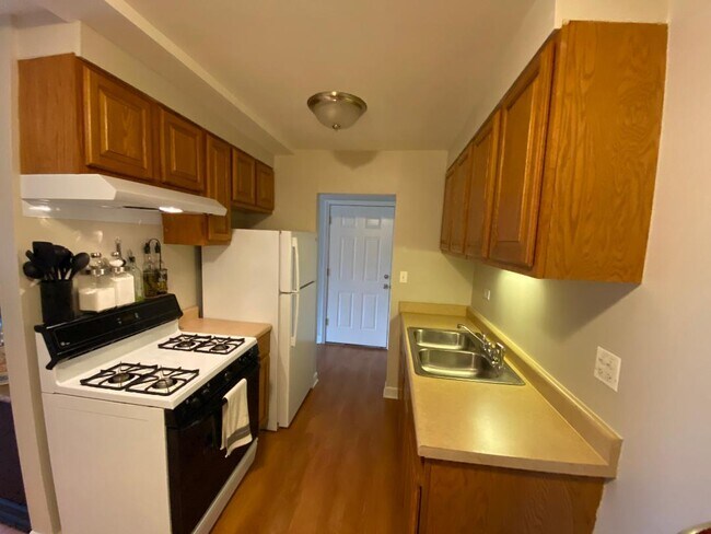Kitchen - 732 E St Charles Rd