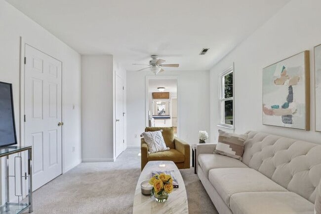 Building Photo - Charming 3 Bed 1 Bath Home Available Immed...