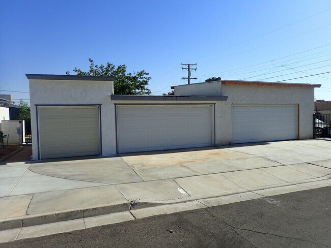 Foto del edificio - Cute House with a 3 door garage.