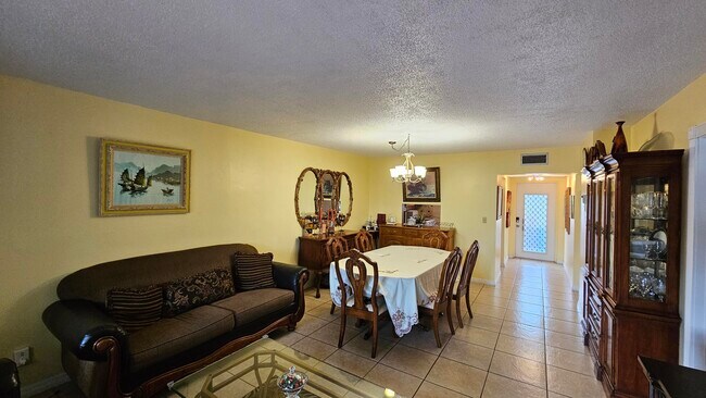 Building Photo - 7877 Golf Cir Dr