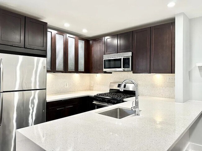 Foto del edificio - Sleek One-Bedroom in Eastern Market - Parking Spot Included!