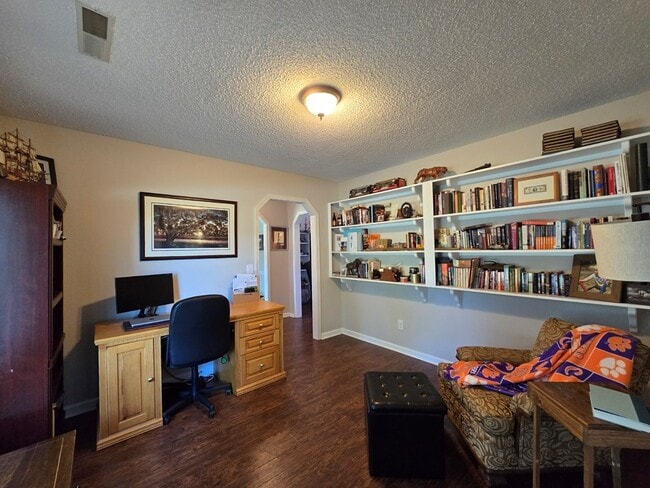 Building Photo - 1115 Fallingwater Ln