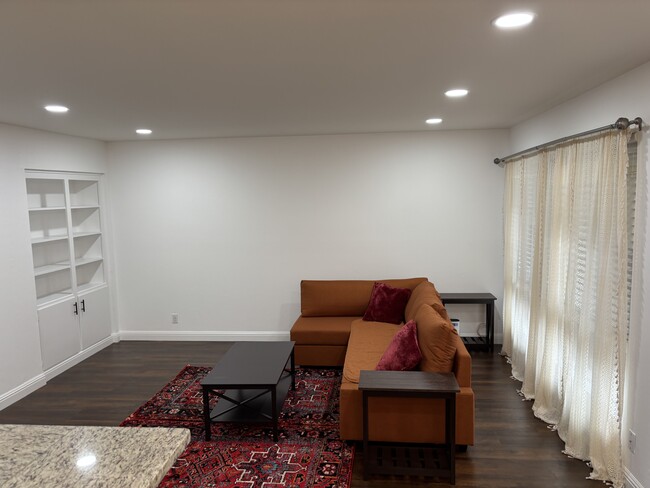 Building Photo - 3015 Los Prados St