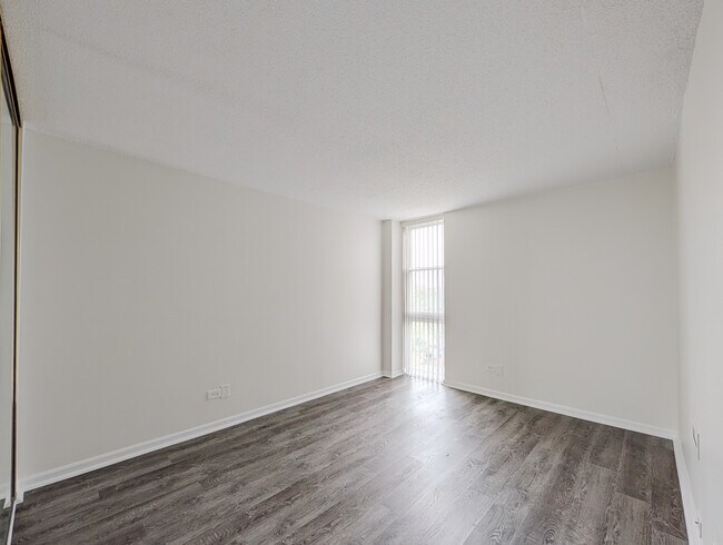 Foto del edificio - 1043 S York Rd
