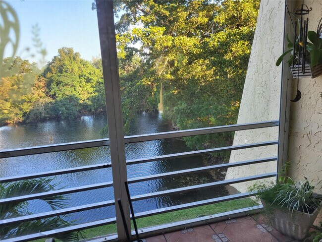 Foto del edificio - 9070 Lime Bay Blvd