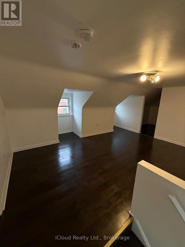 Building Photo - 5 Caithness St W