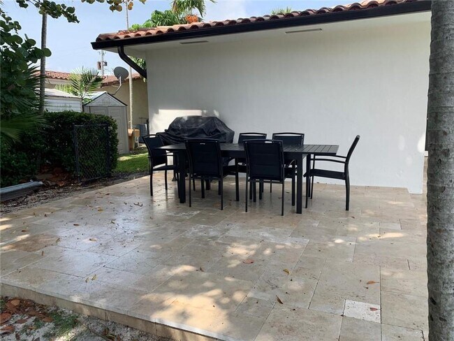 Building Photo - 631 Oleander Dr